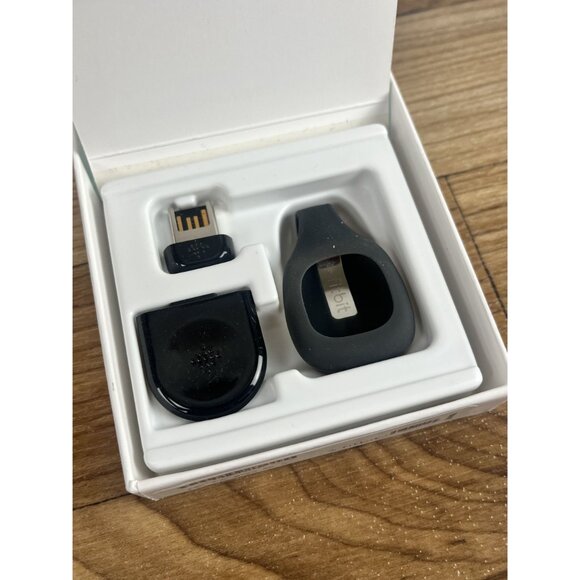 Fitbit Zip FB301VZ Wireless Activity Sleep Fitness Tracker White - Picture 3 of 8